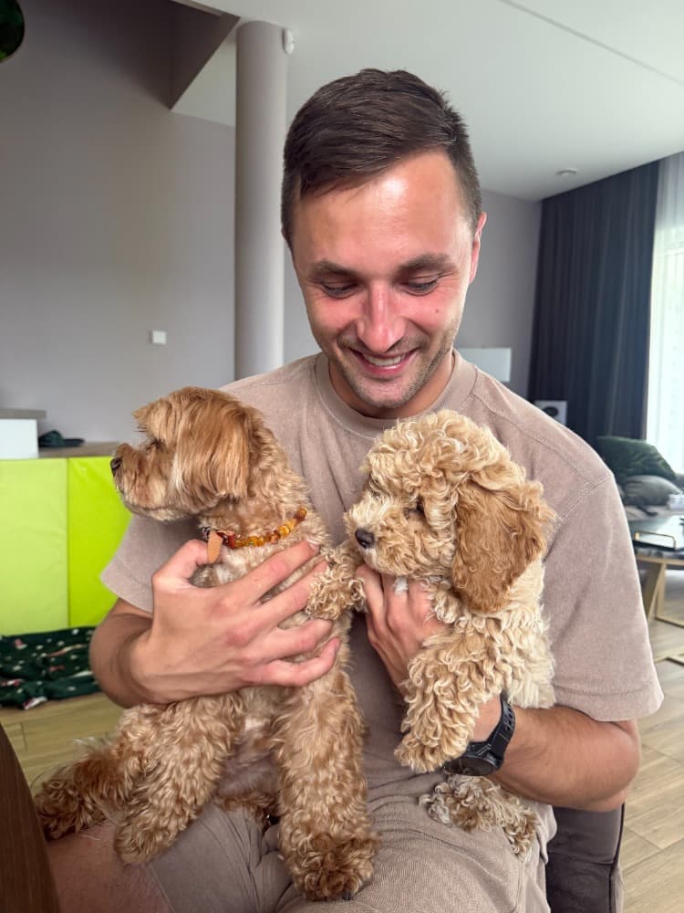 Arminas with two dogs – DRONO.LT operator
